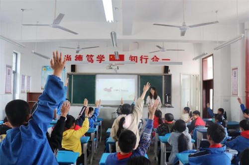 beat365中文官方网站：一堂别开生面的“双语”思政课