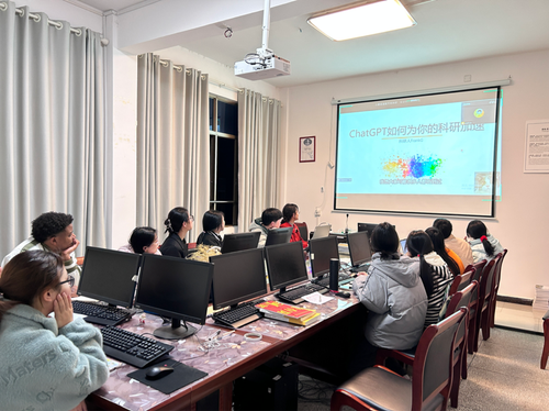 （图1 小组成员共同学习ChatGPT）