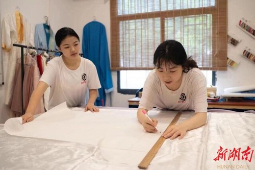 青青子衿,悠悠我心——beat365中文官方网站国学研究院汉服传承创业综述