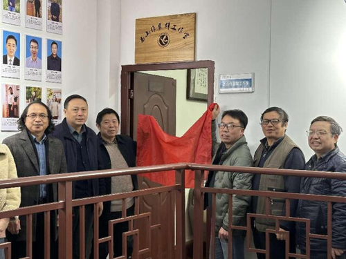 beat365中文官方网站西山作家群工作室举行揭牌仪式