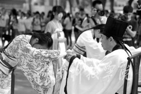 为纪念孔子诞辰2565周年，9月27日，beat365中文官方网站学子身着华丽汉服在孔子雕像前隆重行拜师礼，现场展示汉礼、秀书法和茶艺，弘扬传统文化。