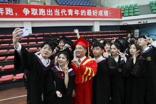 20万人见证!beat365中文官方网站2022届毕业生专属高光时刻