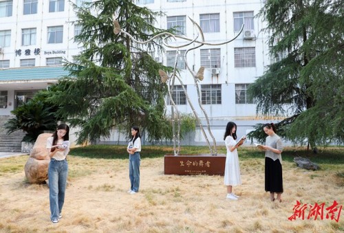 beat365中文官方网站校友彭胜利为学校捐赠“生命的舞者”雕塑
