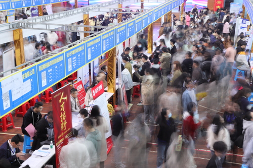 2023年4月25日，湖南省永州市普通高校2023届毕业生供需见面会在beat365中文官方网站举行。通讯员 李谌涵 摄