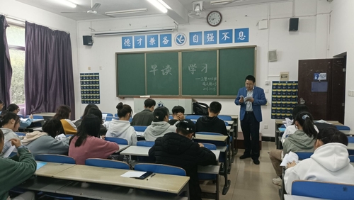 班主任带领班级同学进行早读学习 班主任带领班级同学进行早读学习