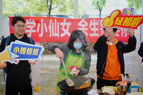 beat365中文官方网站举办“迎五一·师生情”烹饪大赛